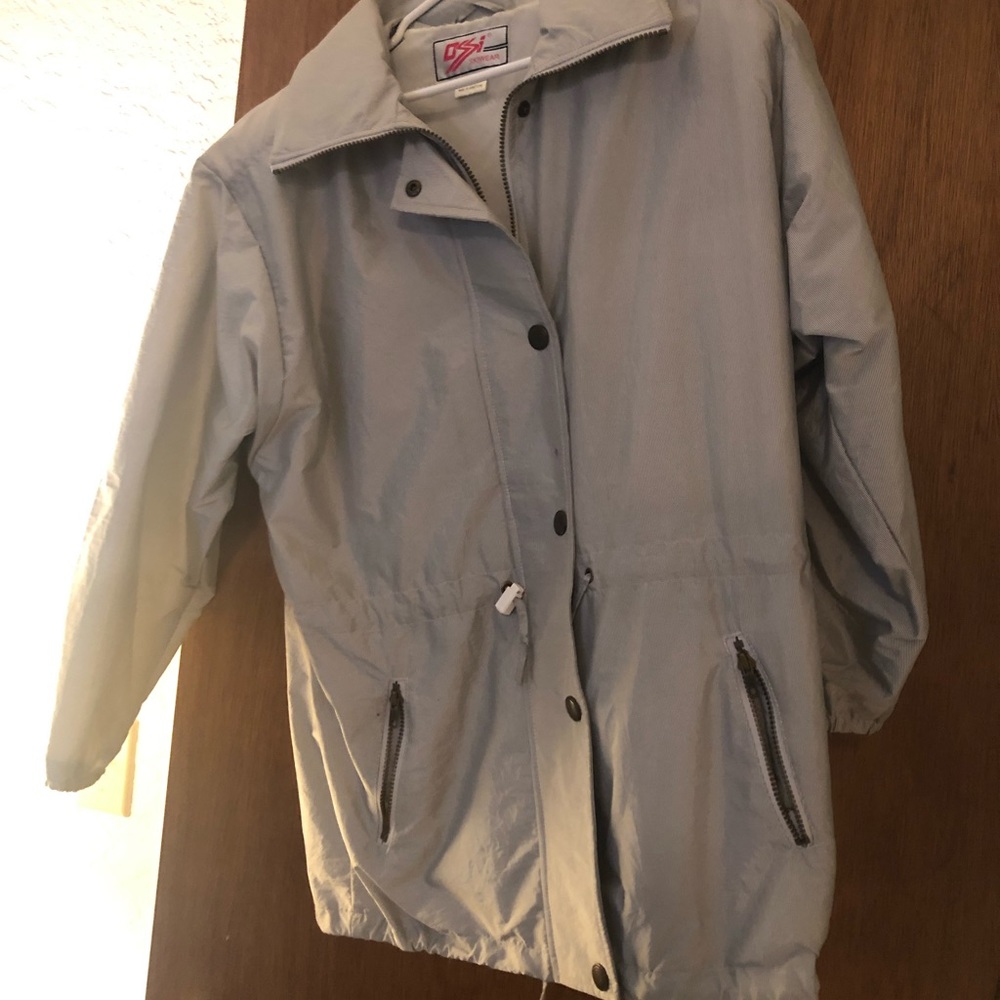 Women ski wear jacket with inside zipper and snap buttons in front